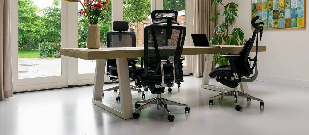 bureau met bureaustoelen